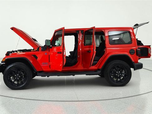 Used 2025 Jeep Wrangler Unlimited Sahara AWD/4WD image 6