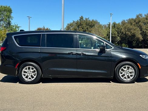 Used 2023 Chrysler Pacifica Touring-L FWD image 3