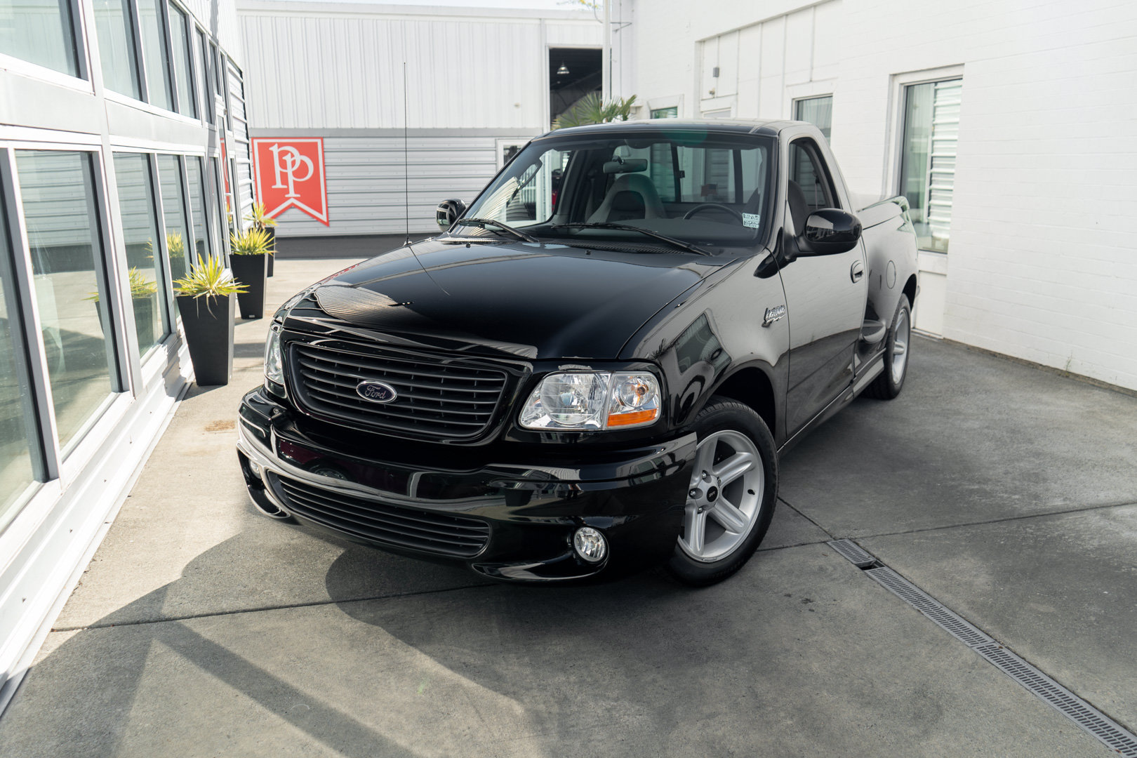 Used 2004 Ford F150 Lightning RWD image 3