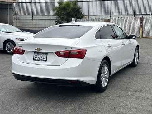 Used 2018 Chevrolet Malibu LT w/ Driver Confidence Package FWD image 3