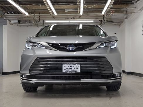 Used 2022 Toyota Sienna Limited AWD/4WD image 3
