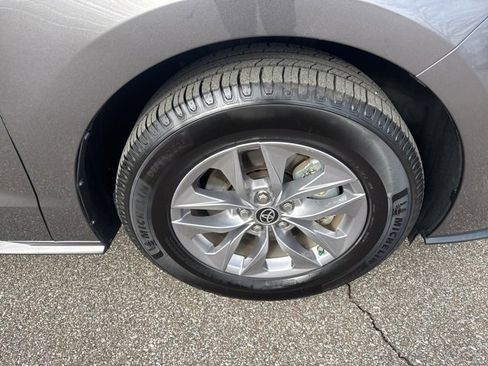 Used 2022 Toyota Sienna XLE image 13