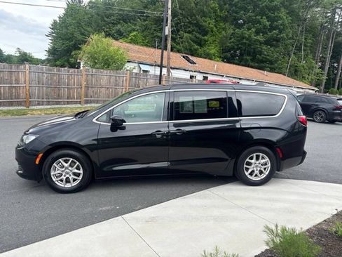Used 2023 Chrysler Voyager LX FWD image 4