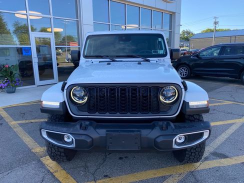 Used 2025 Jeep Gladiator Overland AWD/4WD image 9