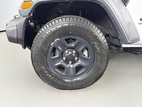 Used 2025 Jeep Wrangler Sport image 30