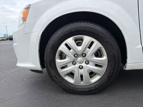 Used 2018 Dodge Grand Caravan SE w/ UConnect Hands-Free Group FWD image 9
