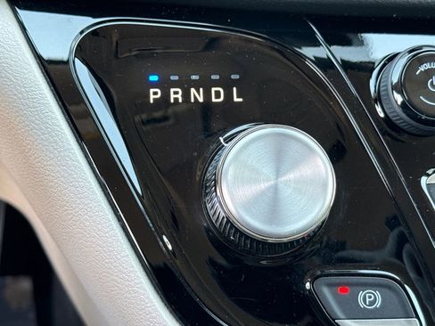 Used 2024 Chrysler Pacifica Touring-L image 32