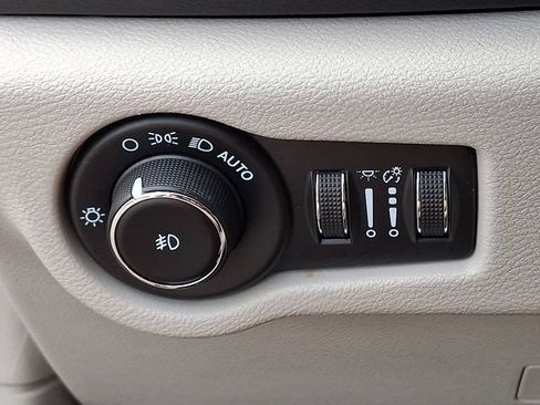 Used 2021 Chrysler Pacifica Touring-L FWD image 26