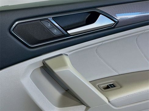 Used 2022 Volkswagen Tiguan SE image 31