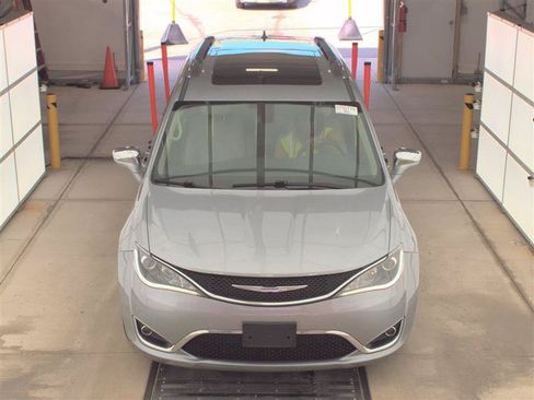 Used 2020 Chrysler Pacifica Limited FWD image 2