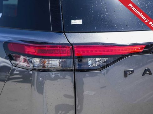 Used 2025 Nissan Pathfinder SL w/ Black Appearance Package FWD image 9