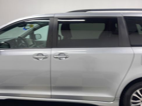 Used 2020 Toyota Sienna XLE FWD image 13