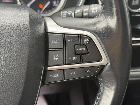 Used 2022 Toyota Highlander XLE AWD/4WD image 22