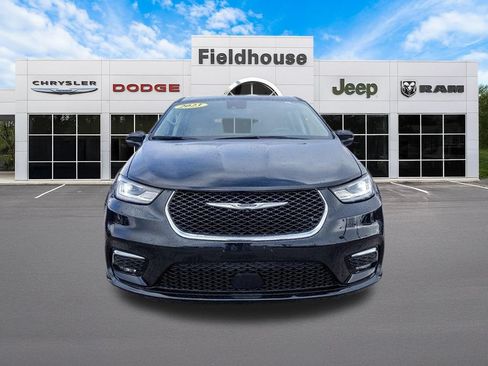 Used 2023 Chrysler Pacifica Touring-L FWD image 2