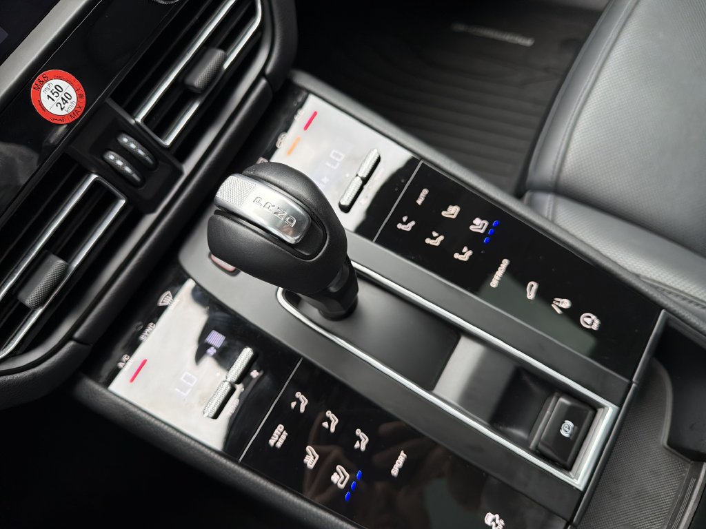 Certified 2026 Porsche Macan AWD/4WD image 18