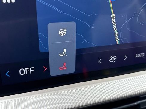 Used 2025 Ford Explorer Active w/ Active Comfort Package image 18