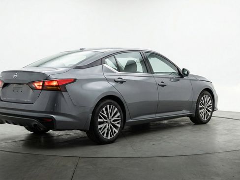 Used 2025 Nissan Altima 2.5 SV image 9