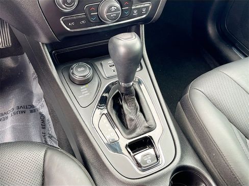 Used 2019 Jeep Cherokee Limited image 16