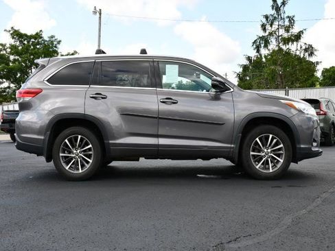 Used 2018 Toyota Highlander XLE AWD/4WD image 8
