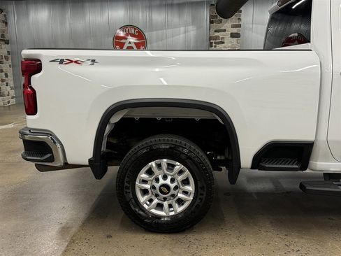 Used 2022 Chevrolet Silverado 2500 LT AWD/4WD image 16