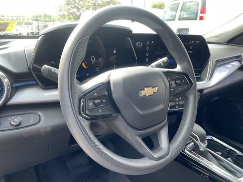 Used 2025 Chevrolet Trax LT FWD image 14