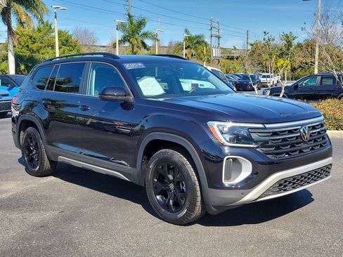 Certified 2025 Volkswagen Atlas Peak Edition SE AWD/4WD image 2