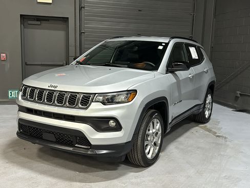 Used 2024 Jeep Compass Latitude AWD/4WD image 4