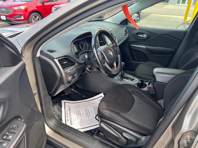 Used 2019 Jeep Cherokee Latitude w/ Cold Weather Group AWD/4WD image 13