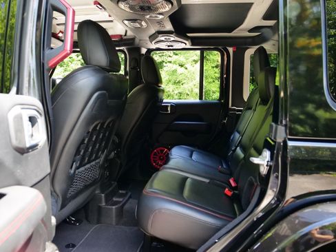 Used 2021 Jeep Wrangler Unlimited Rubicon AWD/4WD image 32