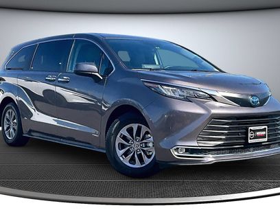 Used 2021 Toyota Sienna XLE