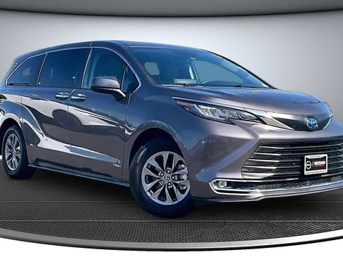 Used 2021 Toyota Sienna XLE FWD image 1