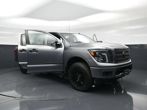 Used 2019 Nissan Titan SV w/ SV Convenience Package RWD image 33