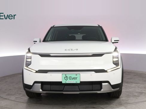 Used 2024 Kia EV9 Light Long Range RWD image 12