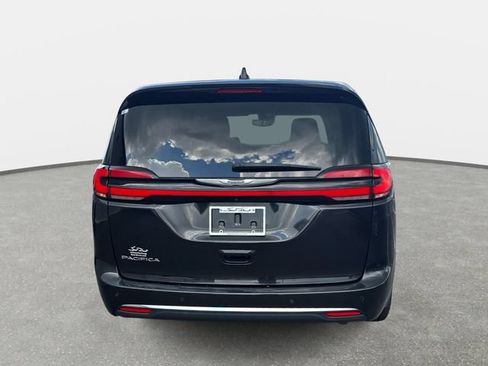 Used 2023 Chrysler Pacifica Touring-L FWD image 6
