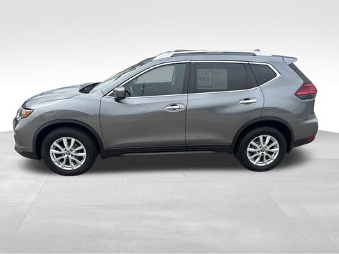 Used 2017 Nissan Rogue SV image 2
