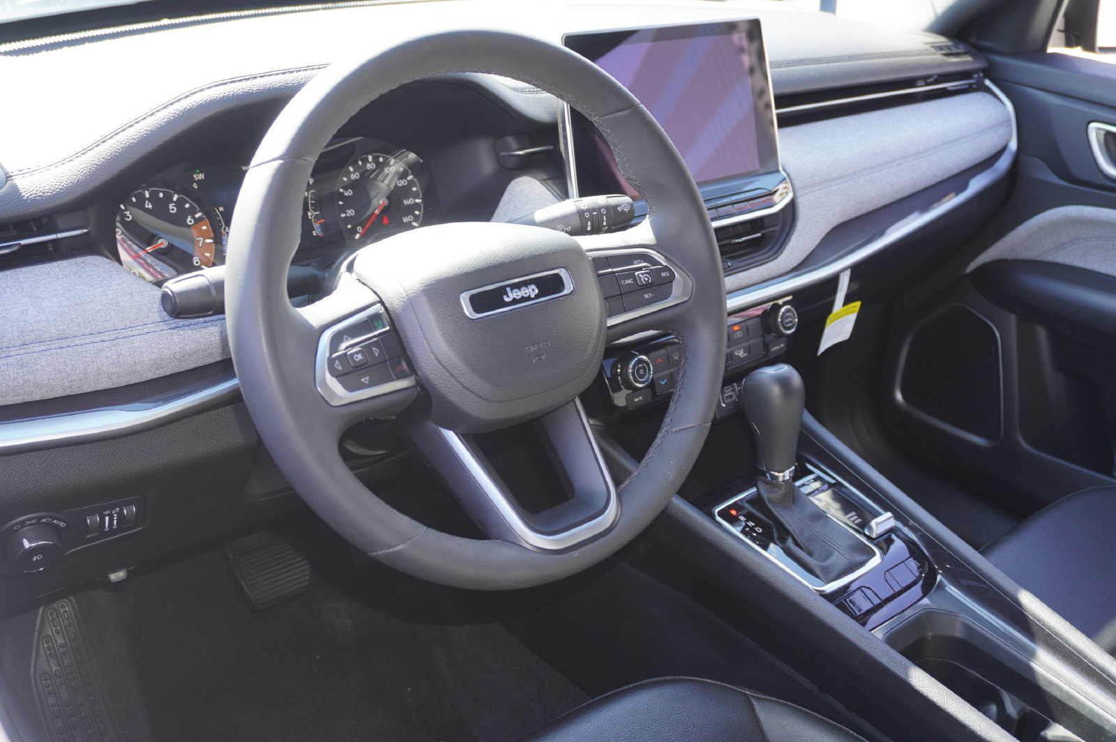 Used 2023 Jeep Compass Latitude AWD/4WD image 6
