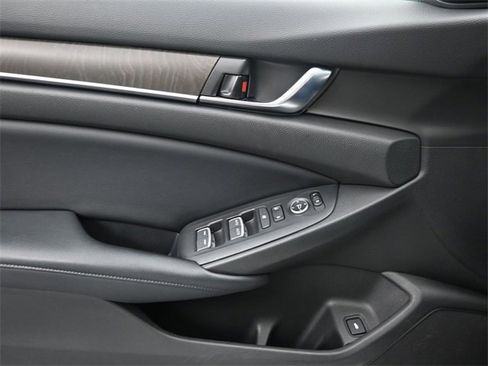 Used 2018 Honda Accord EX image 25