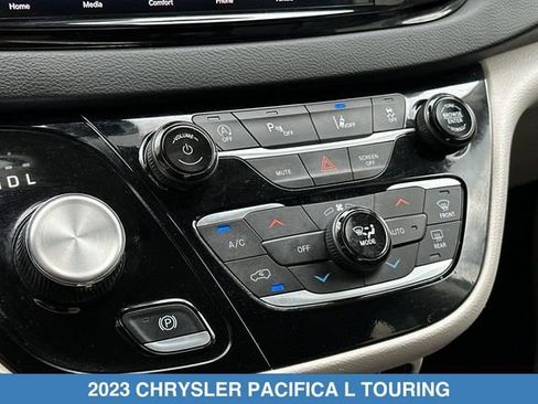 Used 2023 Chrysler Pacifica Touring-L FWD image 23