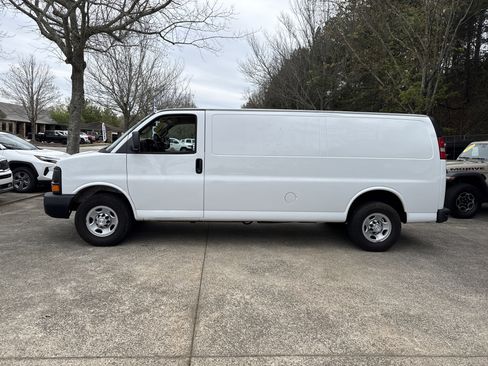 Used 2017 Chevrolet Express 2500 Extended RWD image 4