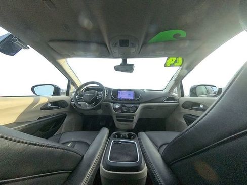 Used 2024 Chrysler Pacifica Touring-L image 32