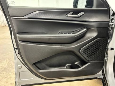 Used 2025 Jeep Grand Cherokee L Altitude RWD image 18