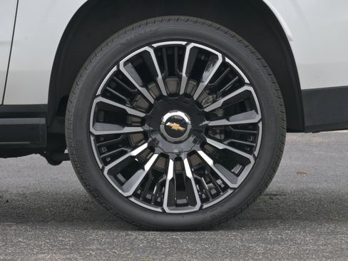 Used 2025 Chevrolet Suburban High Country AWD/4WD image 8
