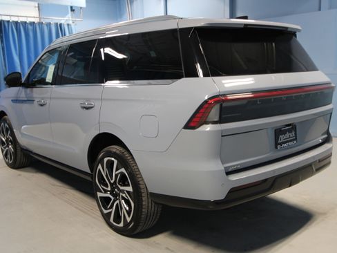 New 2026 Lincoln Navigator Reserve AWD/4WD image 35