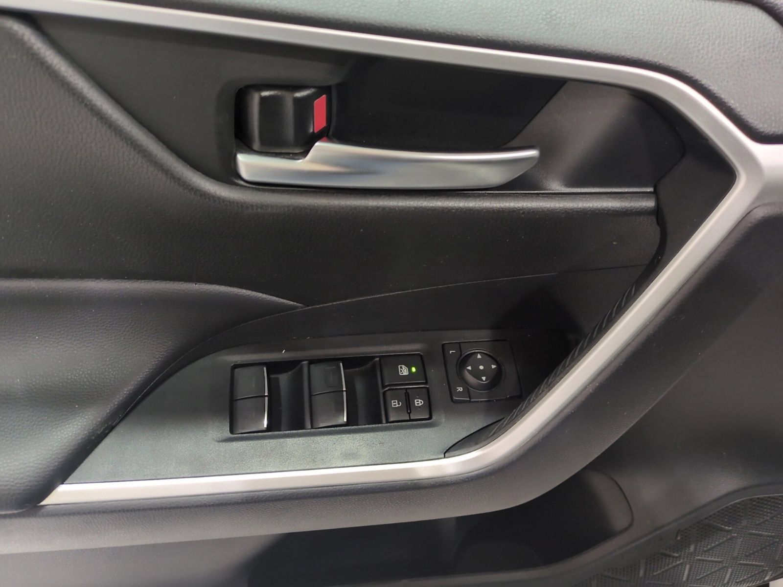Used 2024 Toyota RAV4 XLE AWD/4WD image 17