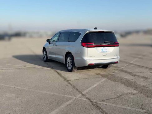 New 2026 Chrysler Pacifica Limited image 9
