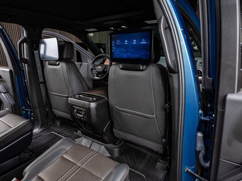 Used 2025 Chevrolet Suburban High Country image 32