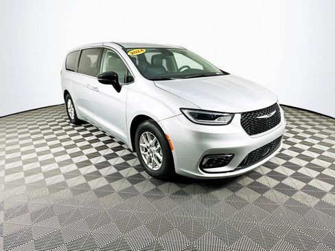 Certified 2024 Chrysler Pacifica Touring-L image 2