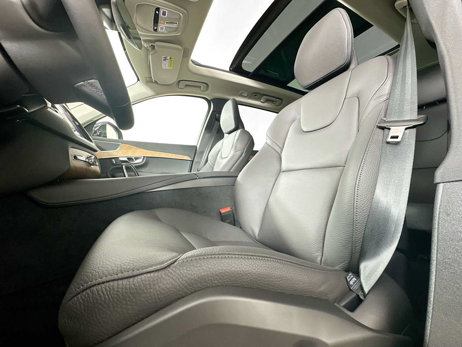 Certified 2025 Volvo XC90 T8 Plus w/ Protection Package Premier AWD/4WD image 16