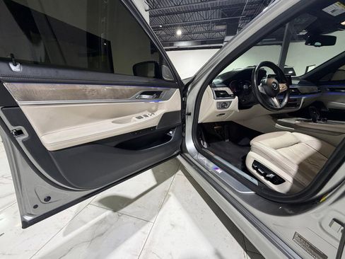 Used 2020 BMW 750i xDrive w/ Executive Package image 31