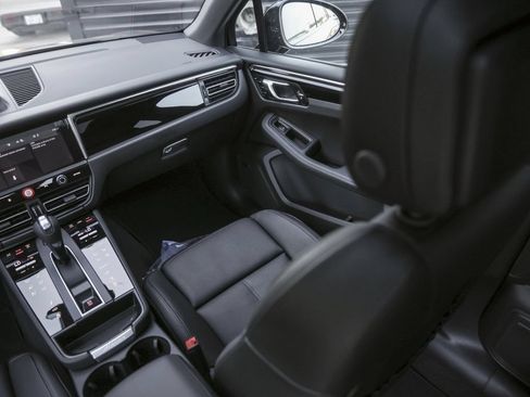 Certified 2026 Porsche Macan AWD/4WD image 37